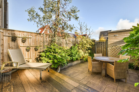 صورة رقم 2 - كيفية جعل الفناء الخلفي الصغير يبدو أكبر في المنزل؟ صورة رقم 2 - كيفية جعل الفناء الخلفي الصغير يبدو أكبر في المنزل؟