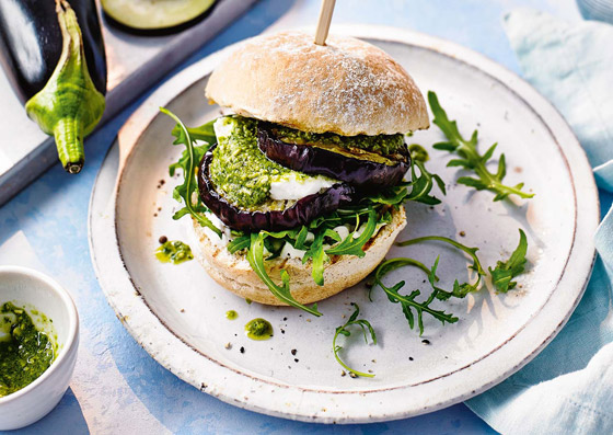 إليكم وصفة برغر الباذنجان والبيستو وجبن الماعز.. خارج الصندوق صورة رقم 1 إليكم وصفة برغر الباذنجان والبيستو وجبن الماعز.. خارج الصندوق صورة رقم 1