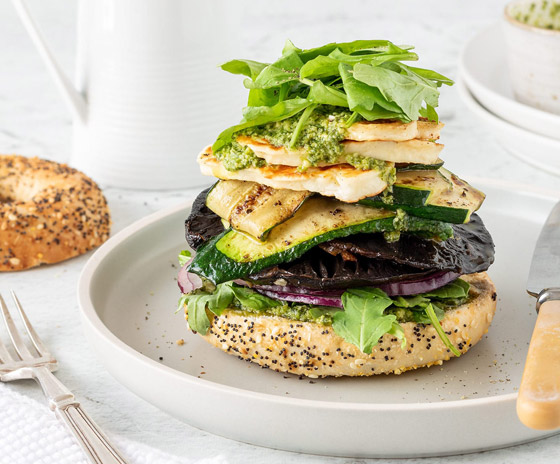 إليكم وصفة برغر الباذنجان والبيستو وجبن الماعز.. خارج الصندوق صورة رقم 2 إليكم وصفة برغر الباذنجان والبيستو وجبن الماعز.. خارج الصندوق صورة رقم 2