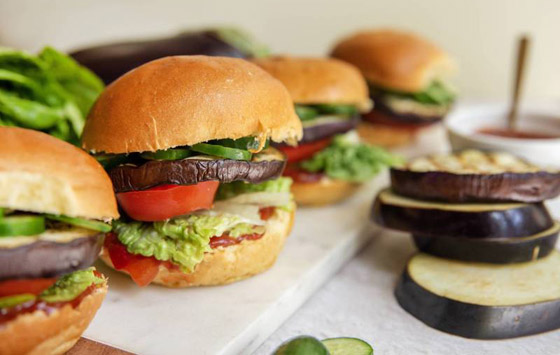 إليكم وصفة برغر الباذنجان والبيستو وجبن الماعز.. خارج الصندوق صورة رقم 3 إليكم وصفة برغر الباذنجان والبيستو وجبن الماعز.. خارج الصندوق صورة رقم 3