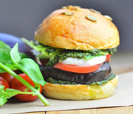 إليكم وصفة برغر الباذنجان والبيستو وجبن الماعز.. خارج الصندوق صورة رقم 4 إليكم وصفة برغر الباذنجان والبيستو وجبن الماعز.. خارج الصندوق صورة رقم 4