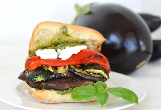 إليكم وصفة برغر الباذنجان والبيستو وجبن الماعز.. خارج الصندوق صورة رقم 5 إليكم وصفة برغر الباذنجان والبيستو وجبن الماعز.. خارج الصندوق صورة رقم 5