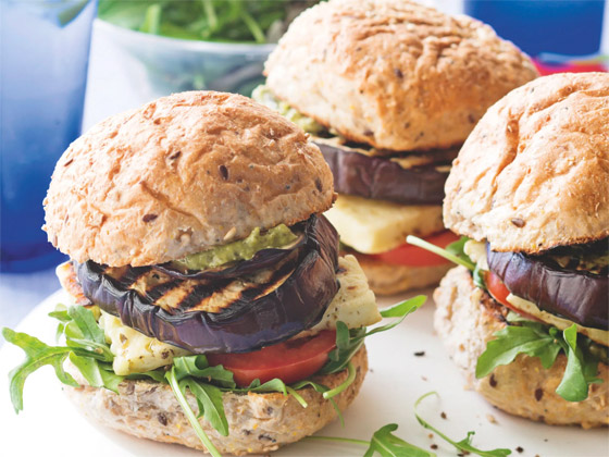 إليكم وصفة برغر الباذنجان والبيستو وجبن الماعز.. خارج الصندوق صورة رقم 6 إليكم وصفة برغر الباذنجان والبيستو وجبن الماعز.. خارج الصندوق صورة رقم 6