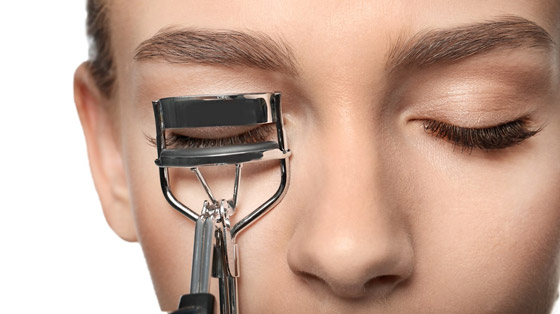 5 قواعد أساسية لاستخدام مكبس الرموش.. بشكل مثالي صورة رقم 2