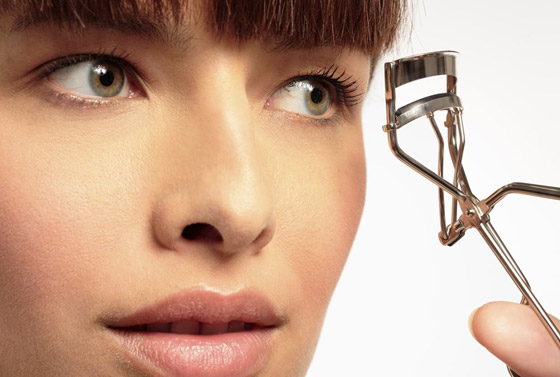 5 قواعد أساسية لاستخدام مكبس الرموش.. بشكل مثالي صورة رقم 4