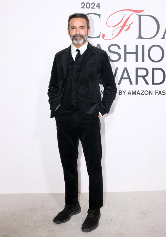 الأمريكي دانييل روزبيري أفضل مصمم عالمي لعام 2024.. فيديو وصور صورة رقم 2 الأمريكي دانييل روزبيري أفضل مصمم عالمي لعام 2024.. فيديو وصور صورة رقم 2