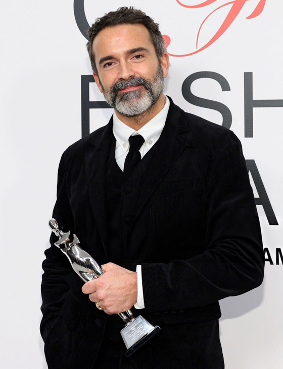 الأمريكي دانييل روزبيري أفضل مصمم عالمي لعام 2024.. فيديو وصور صورة رقم 1 الأمريكي دانييل روزبيري أفضل مصمم عالمي لعام 2024.. فيديو وصور صورة رقم 1