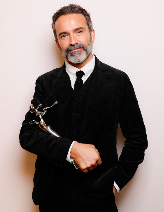 الأمريكي دانييل روزبيري أفضل مصمم عالمي لعام 2024.. فيديو وصور صورة رقم 3 الأمريكي دانييل روزبيري أفضل مصمم عالمي لعام 2024.. فيديو وصور صورة رقم 3