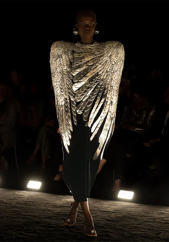 الأمريكي دانييل روزبيري أفضل مصمم عالمي لعام 2024.. فيديو وصور صورة رقم 16 الأمريكي دانييل روزبيري أفضل مصمم عالمي لعام 2024.. فيديو وصور صورة رقم 16