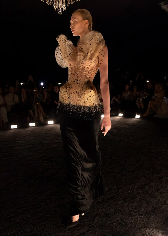 الأمريكي دانييل روزبيري أفضل مصمم عالمي لعام 2024.. فيديو وصور صورة رقم 17 الأمريكي دانييل روزبيري أفضل مصمم عالمي لعام 2024.. فيديو وصور صورة رقم 17