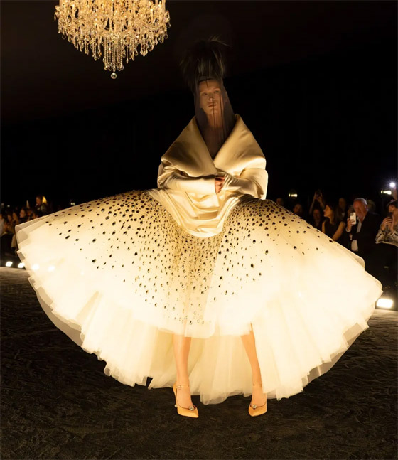 الأمريكي دانييل روزبيري أفضل مصمم عالمي لعام 2024.. فيديو وصور صورة رقم 19 الأمريكي دانييل روزبيري أفضل مصمم عالمي لعام 2024.. فيديو وصور صورة رقم 19