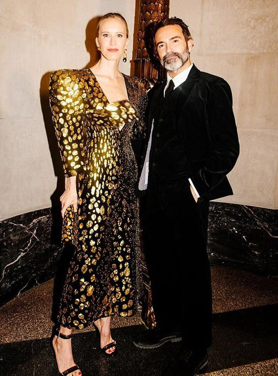 الأمريكي دانييل روزبيري أفضل مصمم عالمي لعام 2024.. فيديو وصور صورة رقم 6 الأمريكي دانييل روزبيري أفضل مصمم عالمي لعام 2024.. فيديو وصور صورة رقم 6