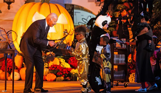 بالصور: الرئيس الأمريكي بايدن وزوجته يشاركان في احتفال الهالوين الأخير صورة رقم 7