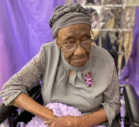 114 عاما.. أكبر معمرة في أمريكا تكشف 