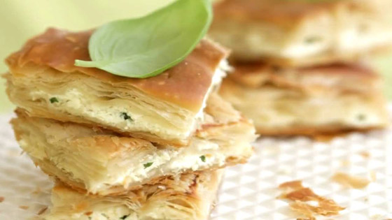 إليكم طريقة تحضير فطيرة بوريك بالجبن الشهية صورة رقم 3