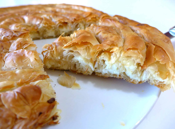 إليكم طريقة تحضير فطيرة بوريك بالجبن الشهية صورة رقم 5