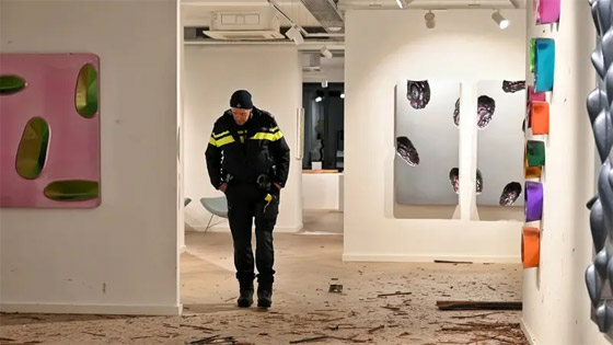 فجروا مدخل المعرض وسرقوا 4 لوحات.. لكنها لم تسع بسيارة الهروب صورة رقم 1