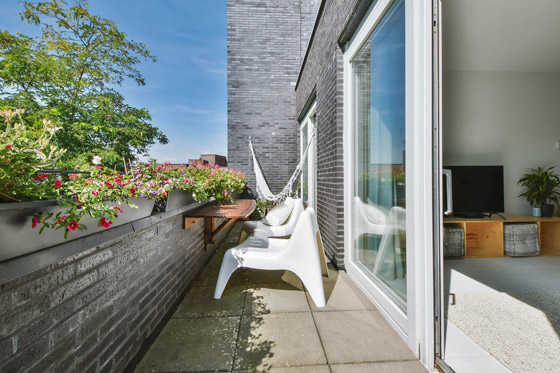 صورة رقم 5 - أفكار عملية وجميلة لاستغلال مساحة الشرفة المنزلية الصغيرة.. صور صورة رقم 5 - أفكار عملية وجميلة لاستغلال مساحة الشرفة المنزلية الصغيرة.. صور