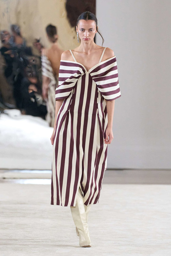 تألقي باللون البرغندي في شتاء 2025 صورة رقم 2