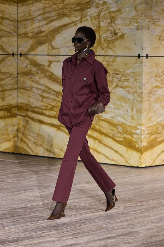 تألقي باللون البرغندي في شتاء 2025 صورة رقم 1