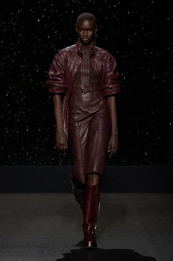 تألقي باللون البرغندي في شتاء 2025 صورة رقم 4