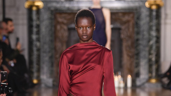 تألقي باللون البرغندي في شتاء 2025 صورة رقم 5