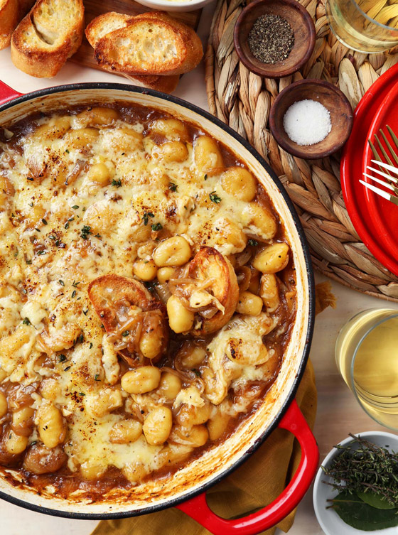 إليكم وصفة غراتان البصل المكرمل مع الغنوتشي.. دافئة في البرد صورة رقم 4