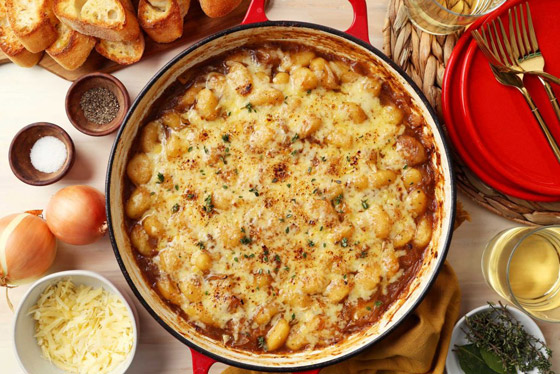 إليكم وصفة غراتان البصل المكرمل مع الغنوتشي.. دافئة في البرد صورة رقم 5