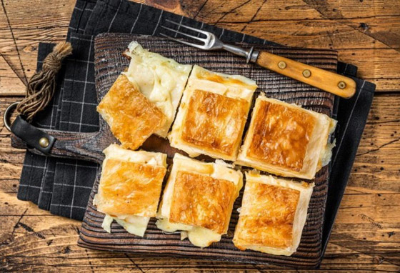 إليكم طريقة تحضير صينية الجلاش بالجبنة والزيتون اللذيذة صورة رقم 1