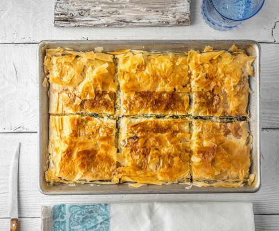 إليكم طريقة تحضير صينية الجلاش بالجبنة والزيتون اللذيذة صورة رقم 2