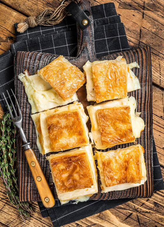 إليكم طريقة تحضير صينية الجلاش بالجبنة والزيتون اللذيذة صورة رقم 3