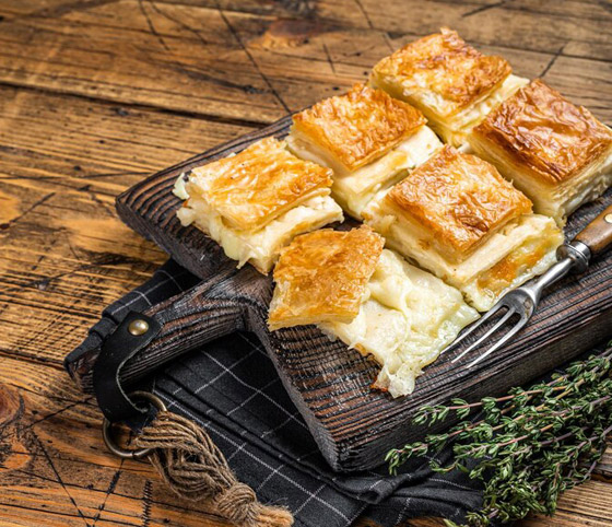 إليكم طريقة تحضير صينية الجلاش بالجبنة والزيتون اللذيذة صورة رقم 4