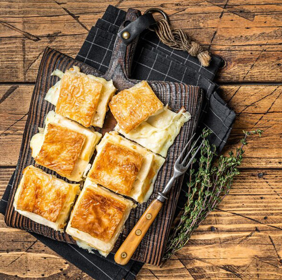 إليكم طريقة تحضير صينية الجلاش بالجبنة والزيتون اللذيذة صورة رقم 5