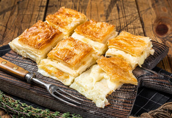 إليكم طريقة تحضير صينية الجلاش بالجبنة والزيتون اللذيذة صورة رقم 6