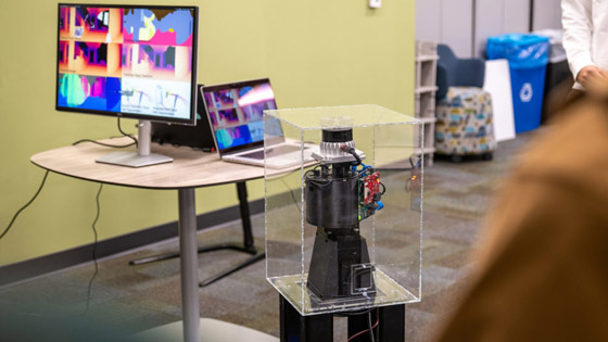 فيديو وصور: روبوت بـ فيديو وصور: روبوت بـ