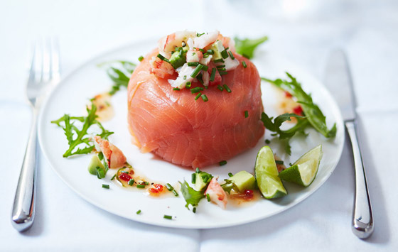 وصفة شرائح السلمون المدخن والروبيان.. مظهر رائع وطعم لذيذ صورة رقم 1 وصفة شرائح السلمون المدخن والروبيان.. مظهر رائع وطعم لذيذ صورة رقم 1