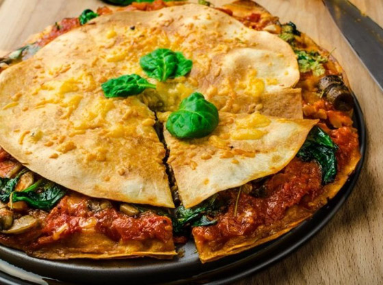 إليكم طريقة تحضير بيتزا الكاساديا الشهية بـ5 دقائق صورة رقم 1 إليكم طريقة تحضير بيتزا الكاساديا الشهية بـ5 دقائق صورة رقم 1