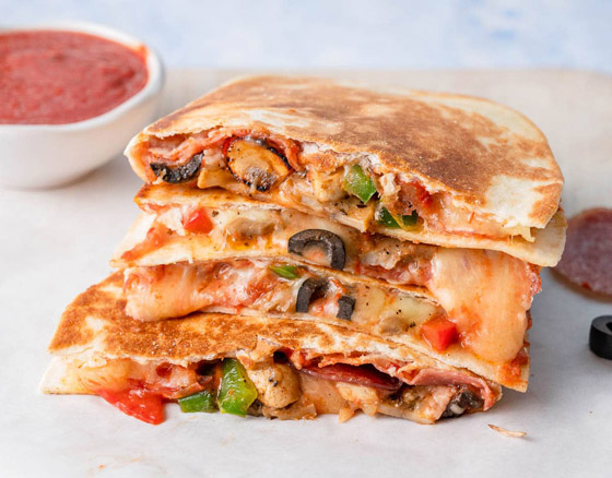 إليكم طريقة تحضير بيتزا الكاساديا الشهية بـ5 دقائق صورة رقم 3 إليكم طريقة تحضير بيتزا الكاساديا الشهية بـ5 دقائق صورة رقم 3