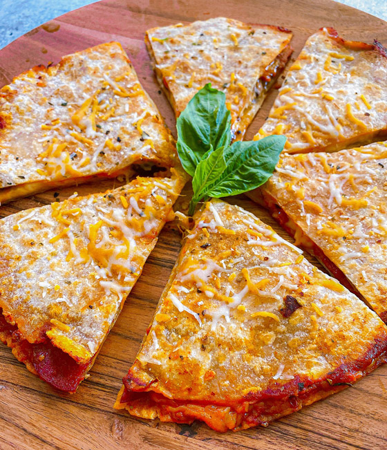 إليكم طريقة تحضير بيتزا الكاساديا الشهية بـ5 دقائق صورة رقم 7 إليكم طريقة تحضير بيتزا الكاساديا الشهية بـ5 دقائق صورة رقم 7