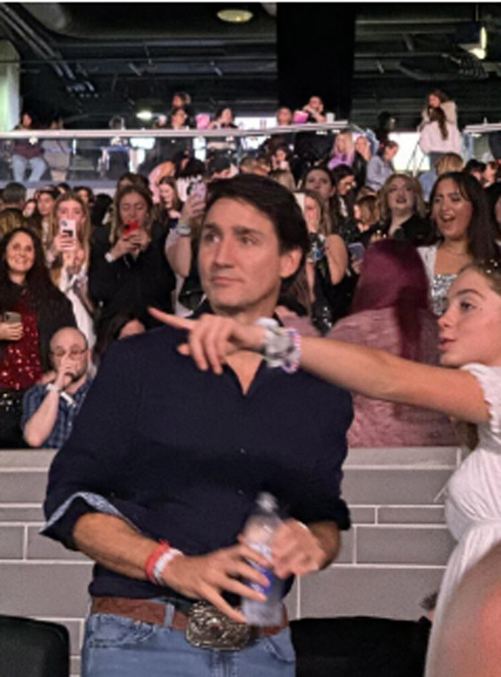 بعد الأمير ويليام، رئيس وزراء كندا ترودو يغني ويرقص في حفل تايلور سويفت  صورة رقم 2