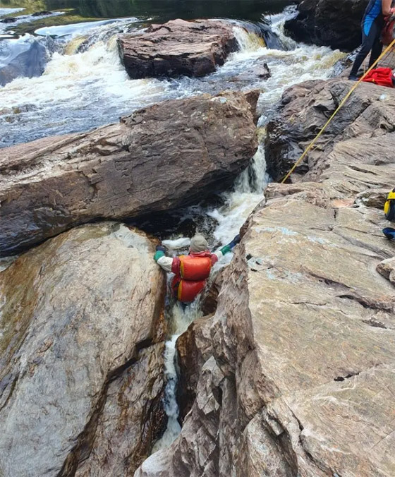 تجديف ينتهي بمأساة.. علقت رجله بالصخور واضطروا لبترها لتحريره صورة رقم 6