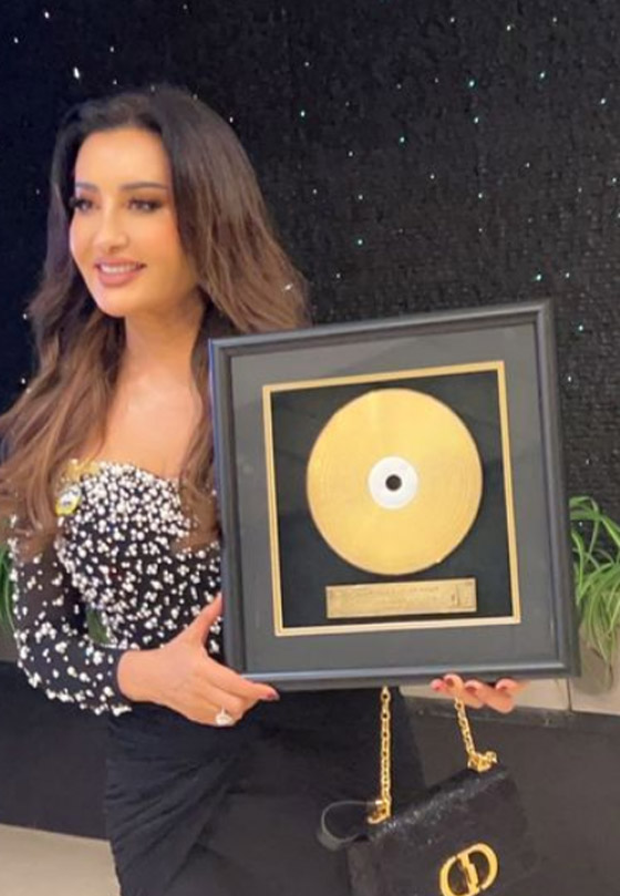 لطيفة التونسية تتعثر على المسرح مما كشفها وأحرجها: هل تغني بلاي باك؟ صورة رقم 2