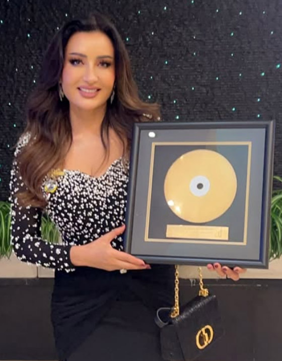 لطيفة التونسية تتعثر على المسرح مما كشفها وأحرجها: هل تغني بلاي باك؟ صورة رقم 9