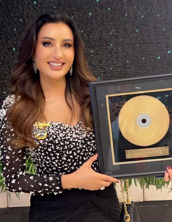 لطيفة التونسية تتعثر على المسرح مما كشفها وأحرجها: هل تغني بلاي باك؟ صورة رقم 10