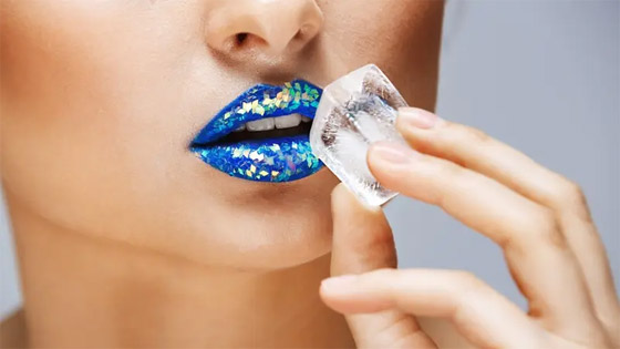 منها الثلج والرياضة.. أغرب حيل تُعزَز اكتناز وامتلاء الشفاه صورة رقم 3 منها الثلج والرياضة.. أغرب حيل تُعزَز اكتناز وامتلاء الشفاه صورة رقم 3