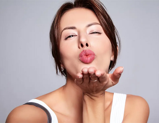 منها الثلج والرياضة.. أغرب حيل تُعزَز اكتناز وامتلاء الشفاه صورة رقم 1 منها الثلج والرياضة.. أغرب حيل تُعزَز اكتناز وامتلاء الشفاه صورة رقم 1