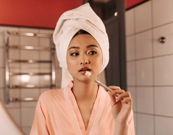 منها الثلج والرياضة.. أغرب حيل تُعزَز اكتناز وامتلاء الشفاه صورة رقم 4 منها الثلج والرياضة.. أغرب حيل تُعزَز اكتناز وامتلاء الشفاه صورة رقم 4