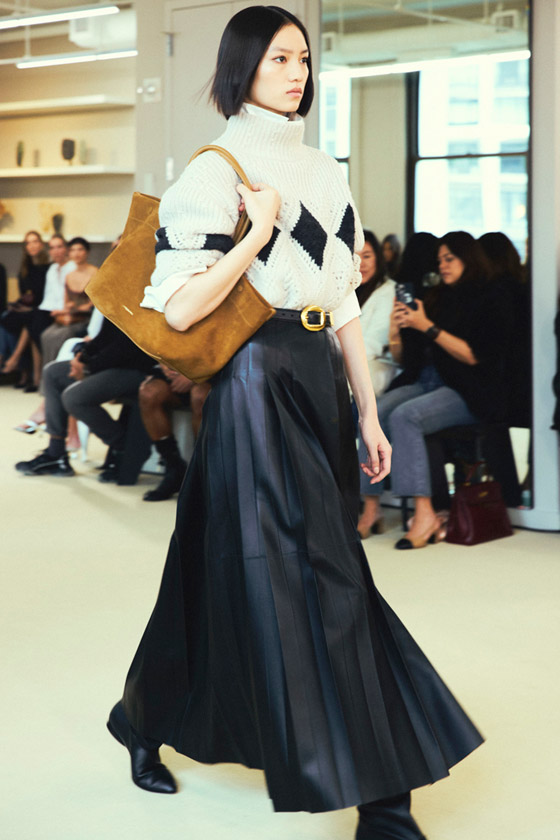 8 موديلات تنانير طويلة لشتاء 2025 لا بد أن تتوفر في خزانة المحجبات صورة رقم 2 8 موديلات تنانير طويلة لشتاء 2025 لا بد أن تتوفر في خزانة المحجبات صورة رقم 2