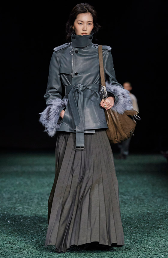 8 موديلات تنانير طويلة لشتاء 2025 لا بد أن تتوفر في خزانة المحجبات صورة رقم 4 8 موديلات تنانير طويلة لشتاء 2025 لا بد أن تتوفر في خزانة المحجبات صورة رقم 4