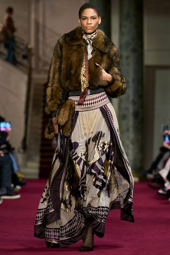 8 موديلات تنانير طويلة لشتاء 2025 لا بد أن تتوفر في خزانة المحجبات صورة رقم 7 8 موديلات تنانير طويلة لشتاء 2025 لا بد أن تتوفر في خزانة المحجبات صورة رقم 7